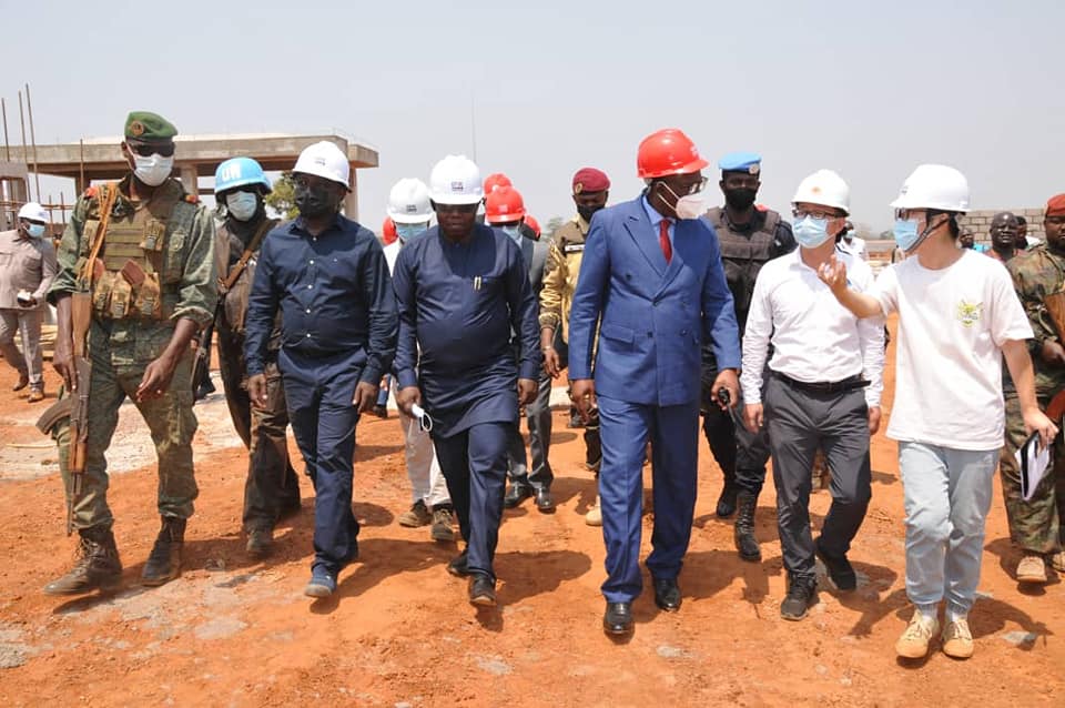 Le premier ministre Félix Moloua sur le terrain pour constater de visu l'état d'avancement des travaux de construction de la centrale solaire de Sakai