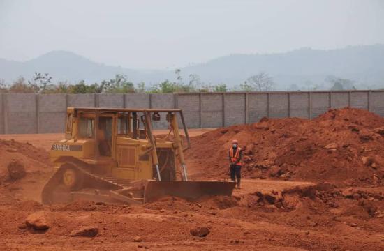 Le premier ministre Félix Moloua constate de visu l'évolution des travaux de construction d'un port sec à Bangui